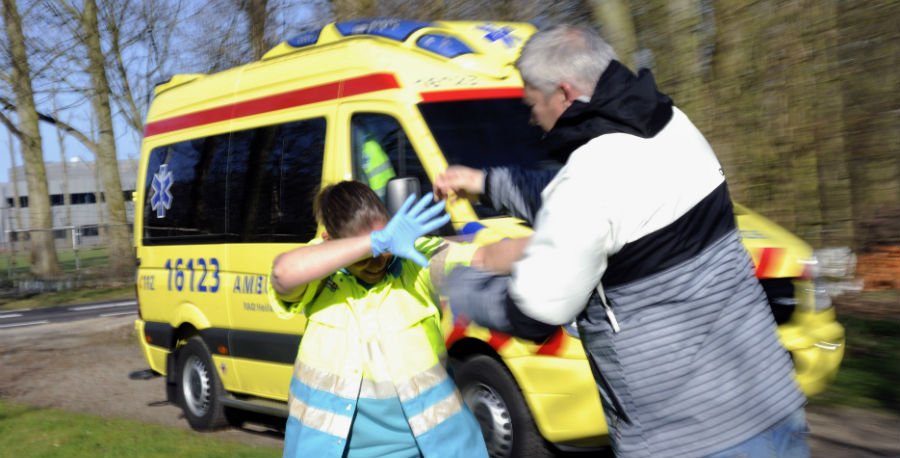 agressie tegen hulpverlener ambulance