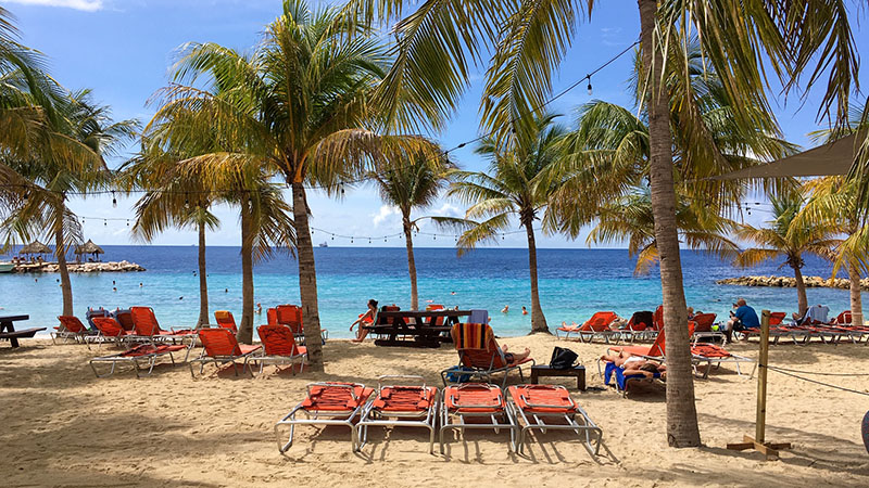 strand met ligstoelen op Bonaire