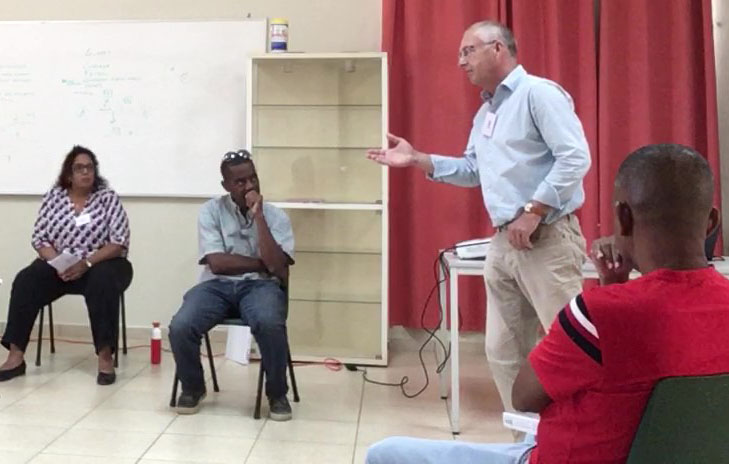 Leo Bisschop geeft instructies tijdens de training Effectieve Communicatie voor handhavers op Bonaire